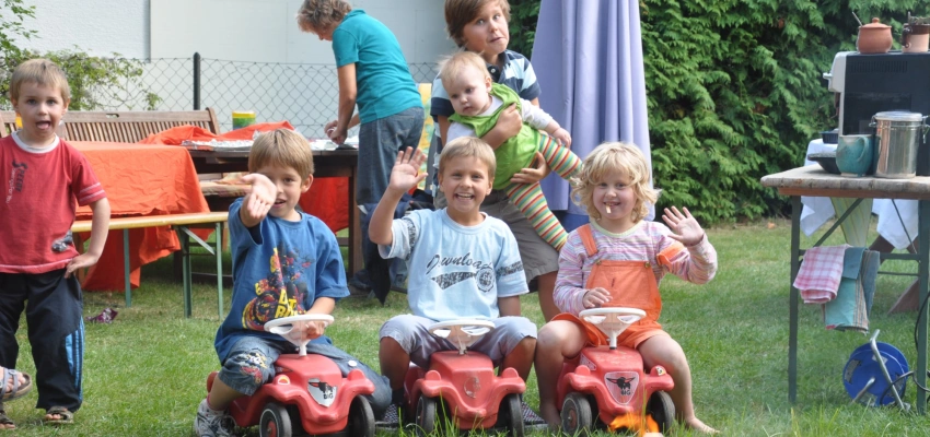 Bullerbü im Quellhausgarten. Den Glauben mit Kindern teilen. Bild von den OJC Kindern im Garten.