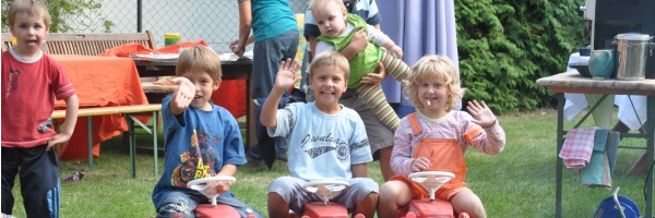 Bullerbü im Quellhausgarten. Den Glauben mit Kindern teilen. Bild von den OJC Kindern im Garten.