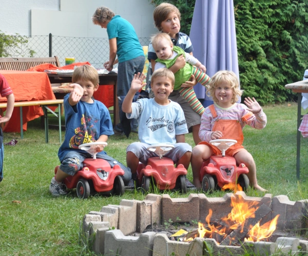 Bullerbü im Quellhausgarten. Den Glauben mit Kindern teilen. Bild von den OJC Kindern im Garten.