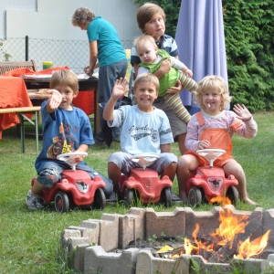 Bullerbü im Quellhausgarten. Den Glauben mit Kindern teilen. Bild von den OJC Kindern im Garten.