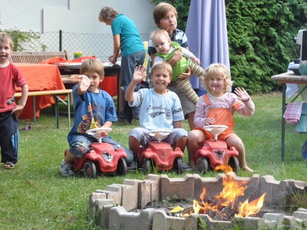 Bullerbü im Quellhausgarten. Den Glauben mit Kindern teilen. Bild von den OJC Kindern im Garten.