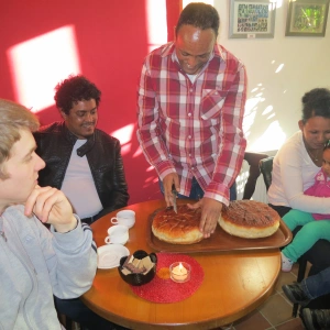 Die anderen: ganz real, ganz nah. Erfahrungen im internationalen Café mit Geflüchteten. Bild aus dem REZ beim Kaffee.