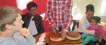 Die anderen: ganz real, ganz nah. Erfahrungen im internationalen Café mit Geflüchteten. Bild aus dem REZ beim Kaffee.