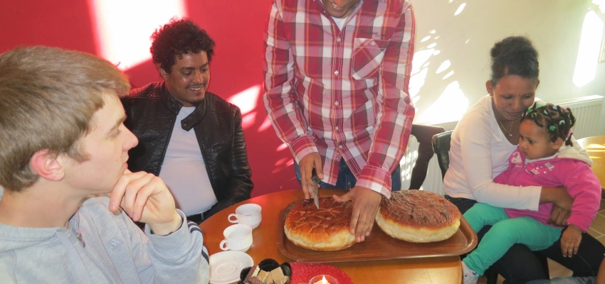 Die anderen: ganz real, ganz nah. Erfahrungen im internationalen Café mit Geflüchteten. Bild aus dem REZ beim Kaffee.