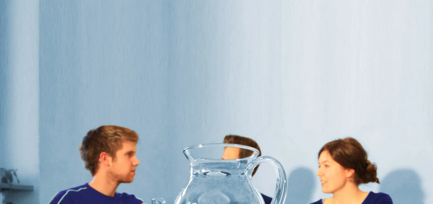 Die Perle im Gemurmel. Vom Gewinn der Aufrichtigkeit: Austausch – eine geistliche Übung. Bild von einem Tisch Gespräch.