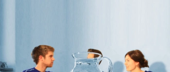 Die Perle im Gemurmel. Vom Gewinn der Aufrichtigkeit: Austausch – eine geistliche Übung. Bild von einem Tisch Gespräch.