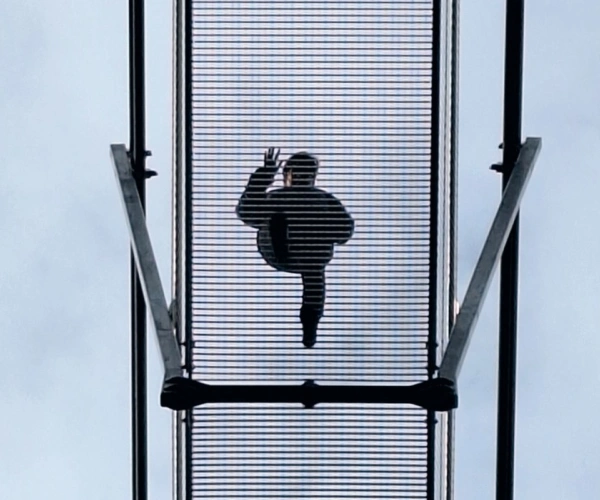 Person auf einer Brücke