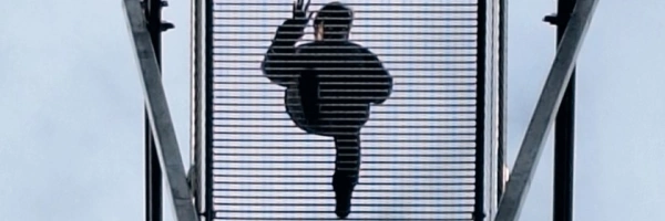 Person auf einer Brücke