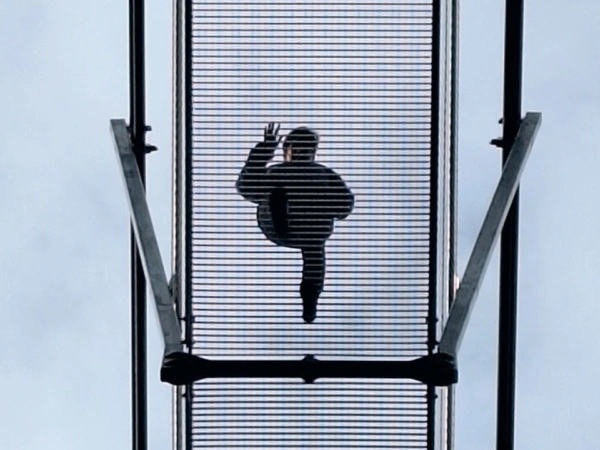 Person auf einer Brücke