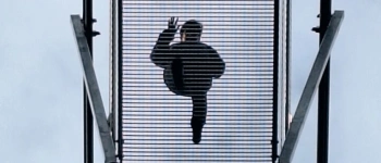 Person auf einer Brücke