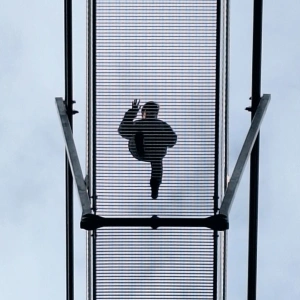 Person auf einer Brücke