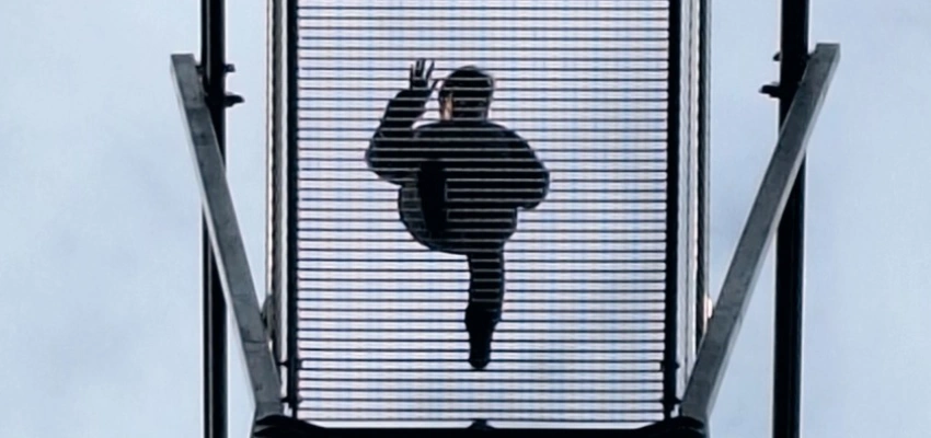 Person auf einer Brücke