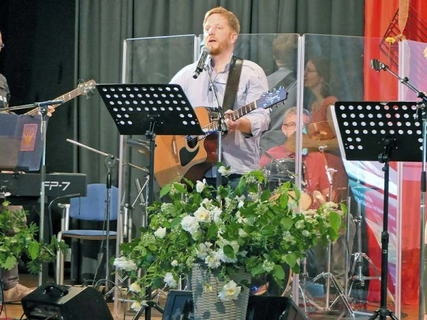 Musiker auf einer Bühne beim Lobpreis