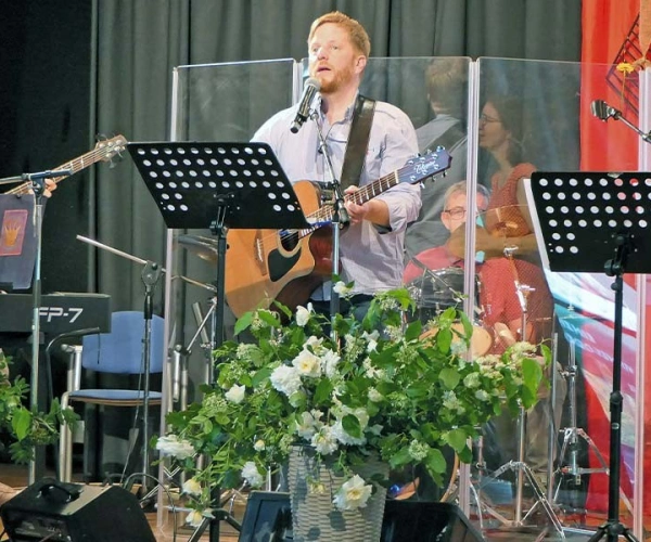 Musiker auf einer Bühne beim Lobpreis