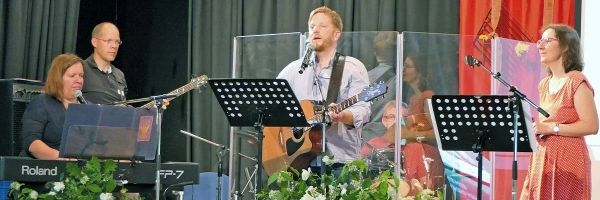 Musiker auf einer Bühne beim Lobpreis