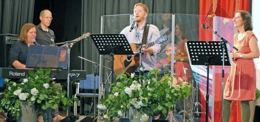 Musiker auf einer Bühne beim Lobpreis