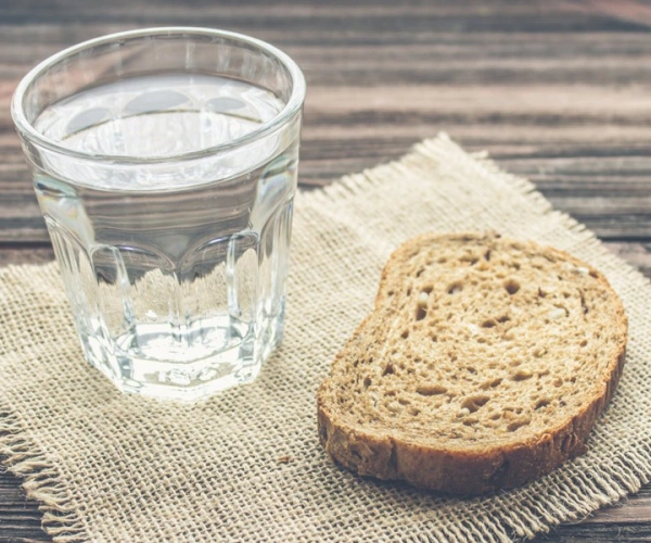 Freiwillig bei Wasser und Brot - Fasten macht satt
