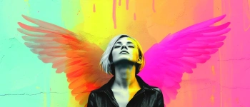 Geborgen und selbstvergessen. Unfertige Gedanken über Hingabe und Glückshormone. Zu sehen ist eine Frau mit dem Rücken zur Wand mit bemalten Flügeln.