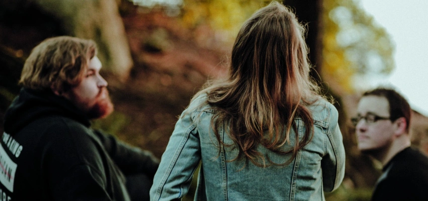 Gemeinschaft. Drei Personen im Gespräch