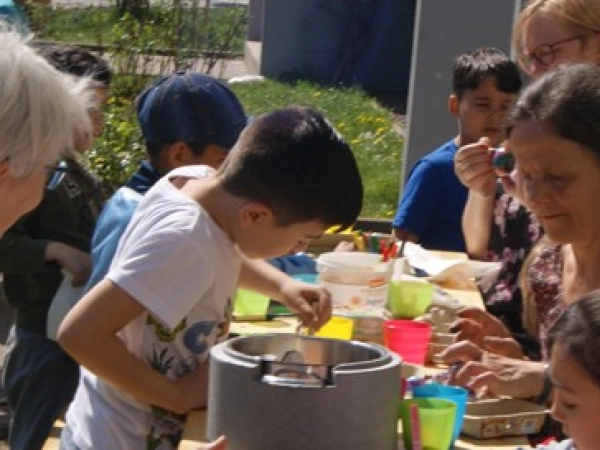 Kinder beim Basteln in einer Plattenbausiedlung