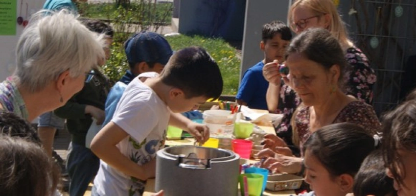 Kinder beim Basteln in einer Plattenbausiedlung