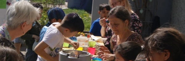 Kinder beim Basteln in einer Plattenbausiedlung
