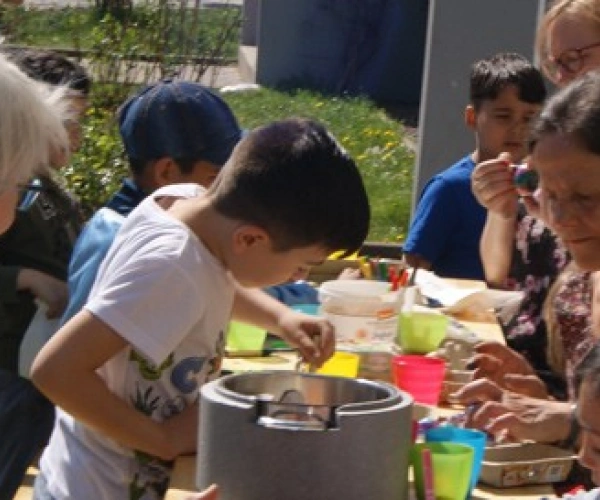 Kinder beim Basteln in einer Plattenbausiedlung