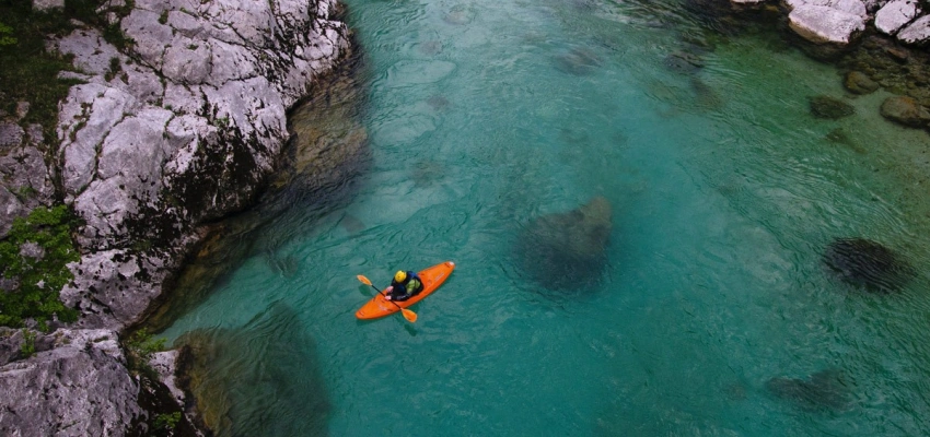 Mann in Kajak auf einem See