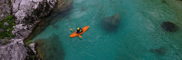 Mann in Kajak auf einem See