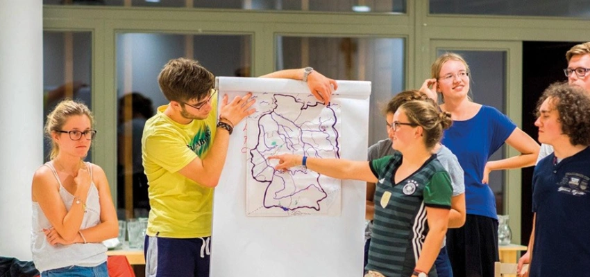 Beitragsbild zum Text: Ich bin /habe viel angestoßen