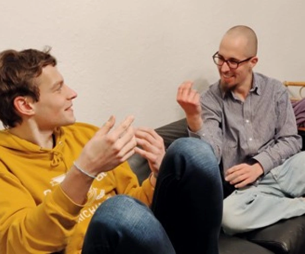 Silas, Christian und Niklas auf einem Sofa in der Männer-WG
