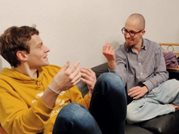 Silas, Christian und Niklas auf einem Sofa in der Männer-WG