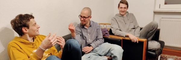 Silas, Christian und Niklas auf einem Sofa in der Männer-WG