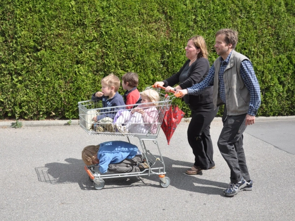 Konfrontation mit dem Schutzengel. Unser alles verändernde Eintritt in die OJC. Bild von Hanna mit einem Einkaufswagen ihrer Kinder.