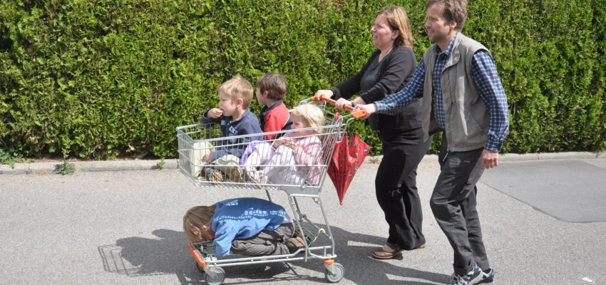 Konfrontation mit dem Schutzengel. Unser alles verändernde Eintritt in die OJC. Bild von Hanna mit einem Einkaufswagen ihrer Kinder.