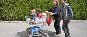 Konfrontation mit dem Schutzengel. Unser alles verändernde Eintritt in die OJC. Bild von Hanna mit einem Einkaufswagen ihrer Kinder.