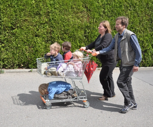 Konfrontation mit dem Schutzengel. Unser alles verändernde Eintritt in die OJC. Bild von Hanna mit einem Einkaufswagen ihrer Kinder.