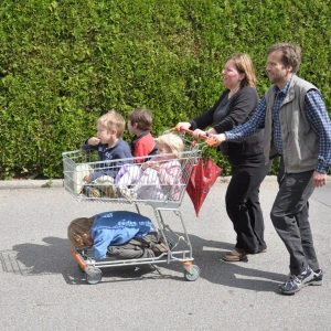 Konfrontation mit dem Schutzengel. Unser alles verändernde Eintritt in die OJC. Bild von Hanna mit einem Einkaufswagen ihrer Kinder.