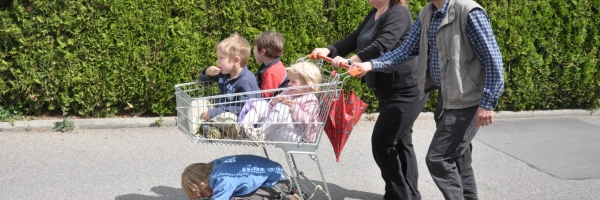 Konfrontation mit dem Schutzengel. Unser alles verändernde Eintritt in die OJC. Bild von Hanna mit einem Einkaufswagen ihrer Kinder.