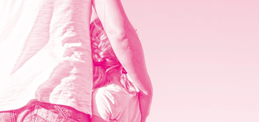 Vater und Tochter von hinten