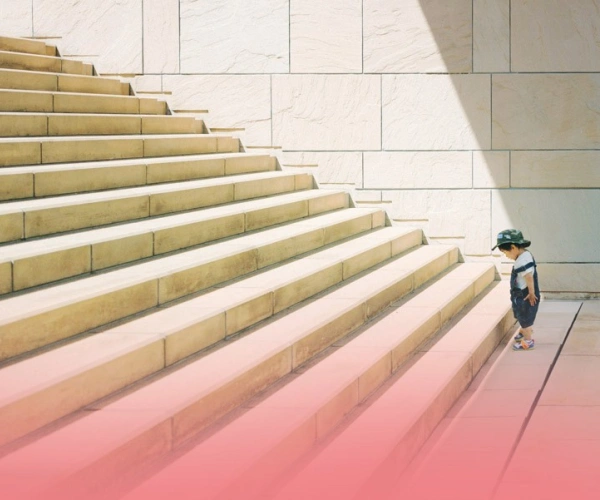 Kleines Kind am Ansatz einer großen Treppe