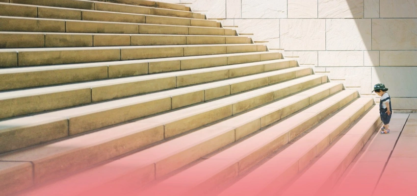 Kleines Kind am Ansatz einer großen Treppe