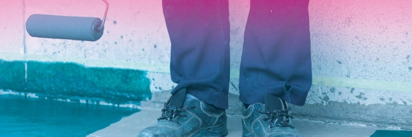 Schuhe eines Malers vor einer Wand