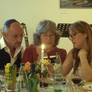 Reise nach Jerusalem. Reise zu mir. Bild aus Israel mit dem Ehepaar Böhm am Tisch.