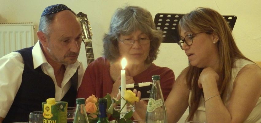 Reise nach Jerusalem. Reise zu mir. Bild aus Israel mit dem Ehepaar Böhm am Tisch.