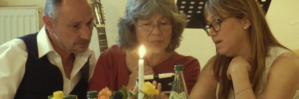 Reise nach Jerusalem. Reise zu mir. Bild aus Israel mit dem Ehepaar Böhm am Tisch.