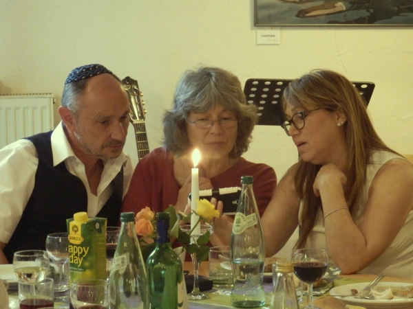 Reise nach Jerusalem. Reise zu mir. Bild aus Israel mit dem Ehepaar Böhm am Tisch.