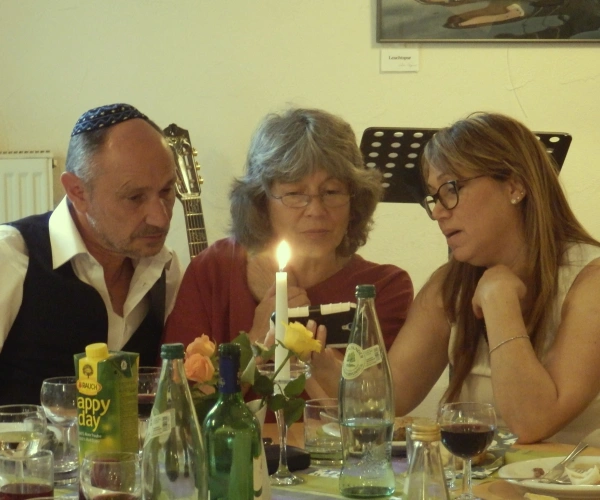 Reise nach Jerusalem. Reise zu mir. Bild aus Israel mit dem Ehepaar Böhm am Tisch.