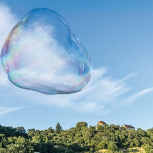 Eine Seifenblase vor Schloss Reichenberg