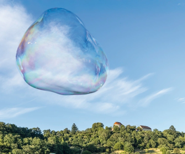 Eine Seifenblase vor Schloss Reichenberg